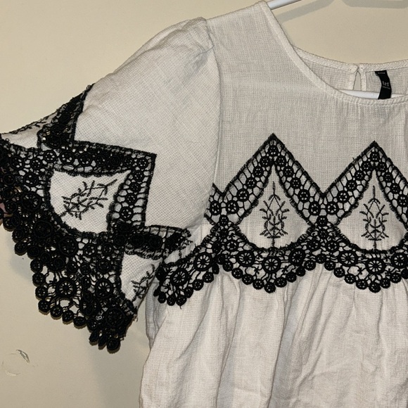 WHITE & BLACK ZARA FREE FLOW COMFY DRESS WITH ELEGANT LACE DETAILING - Picture 6 of 10